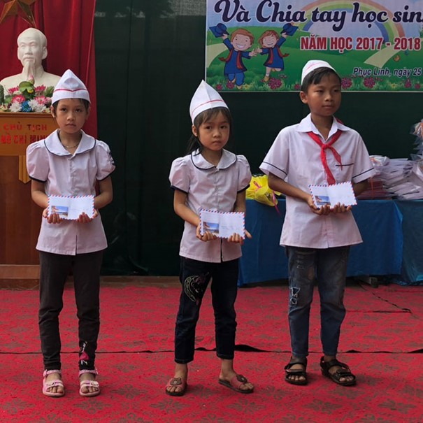Việt Tín trao tận tay 08 suất học bổng cho trẻ em nghèo vượt khó trên địa bàn huyện Đại Từ, Thái Nguyên.