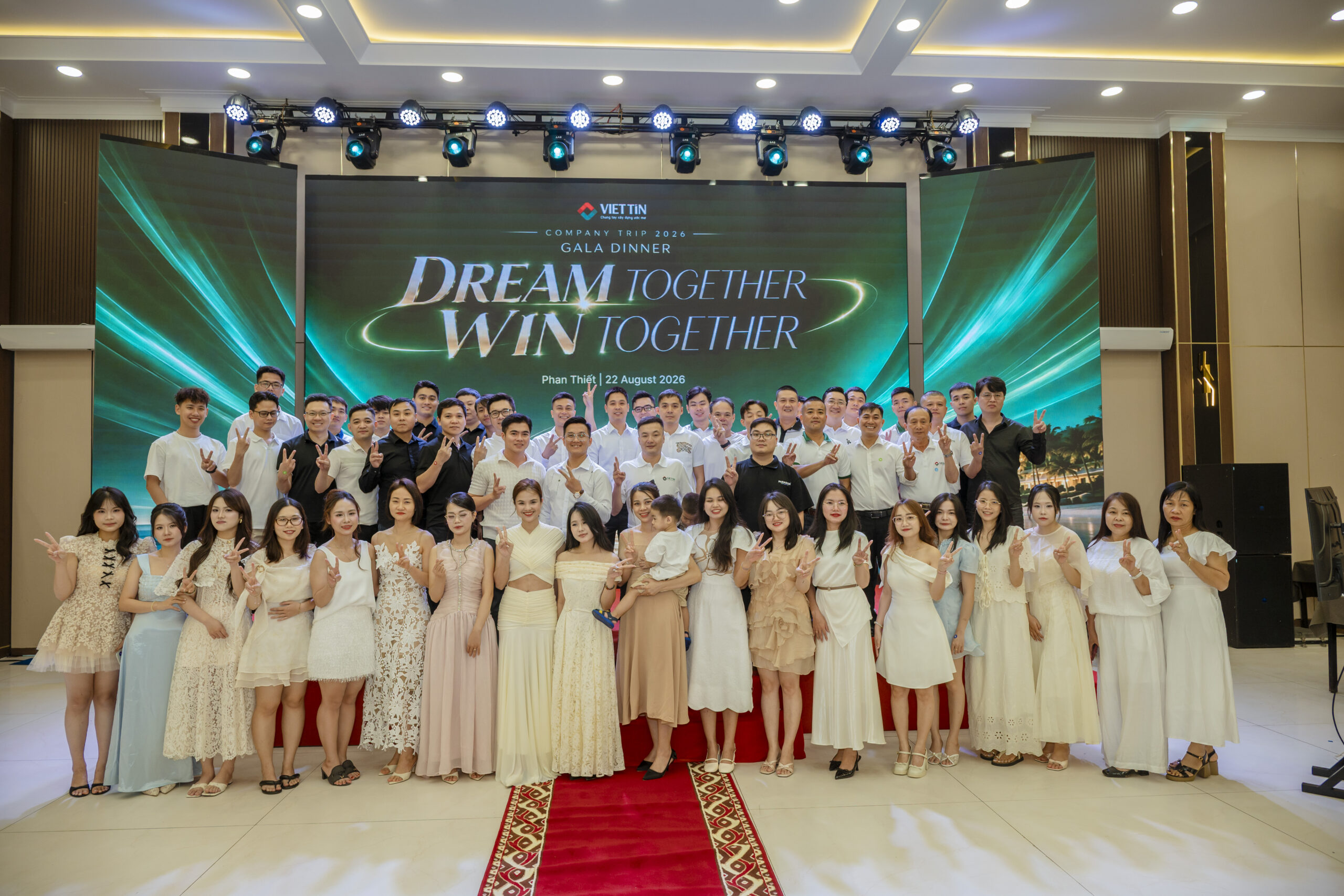 Tập thể nhân viên Việt Tín tại Gala Dinner Phan Thiết - Mũi Né 2016