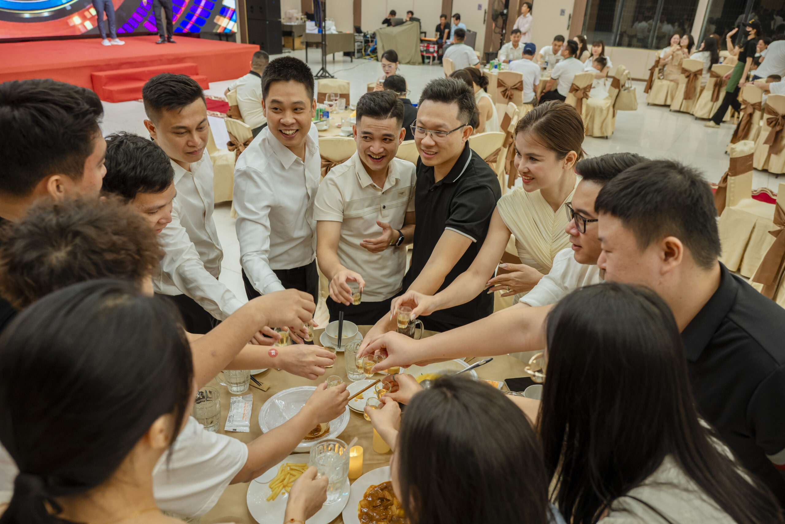 Khai tiệc cùng Việt Tín